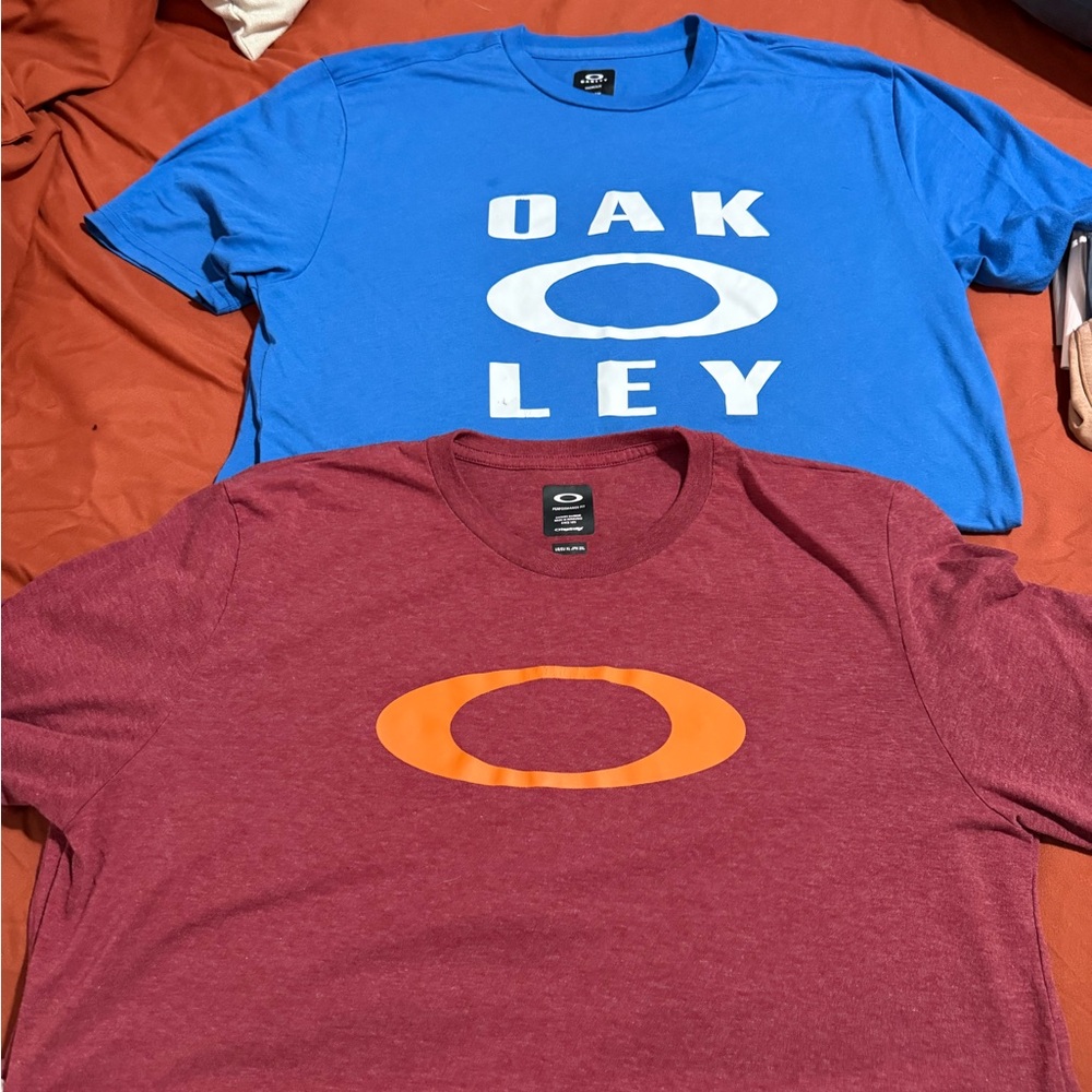 Oakley Men's Blue and Maroon Short Sleeve Tees